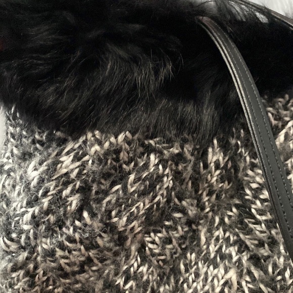 Crocheted with synthetic black fur and faux leather tote - Picture 5 of 6
